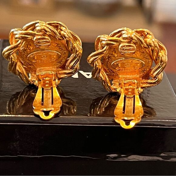 Auth CHANEL Clip on Earrings Gold-Plated/Faux Pearl Interlocking CCs Center - Picture 4 of 8